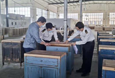 赣州海关助力江西仿旧家具首次出口美国!